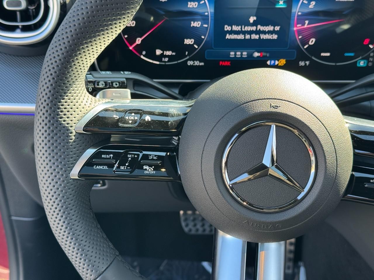 Mercedes-Benz GLC Vehicle Full-screen Gallery Image 29