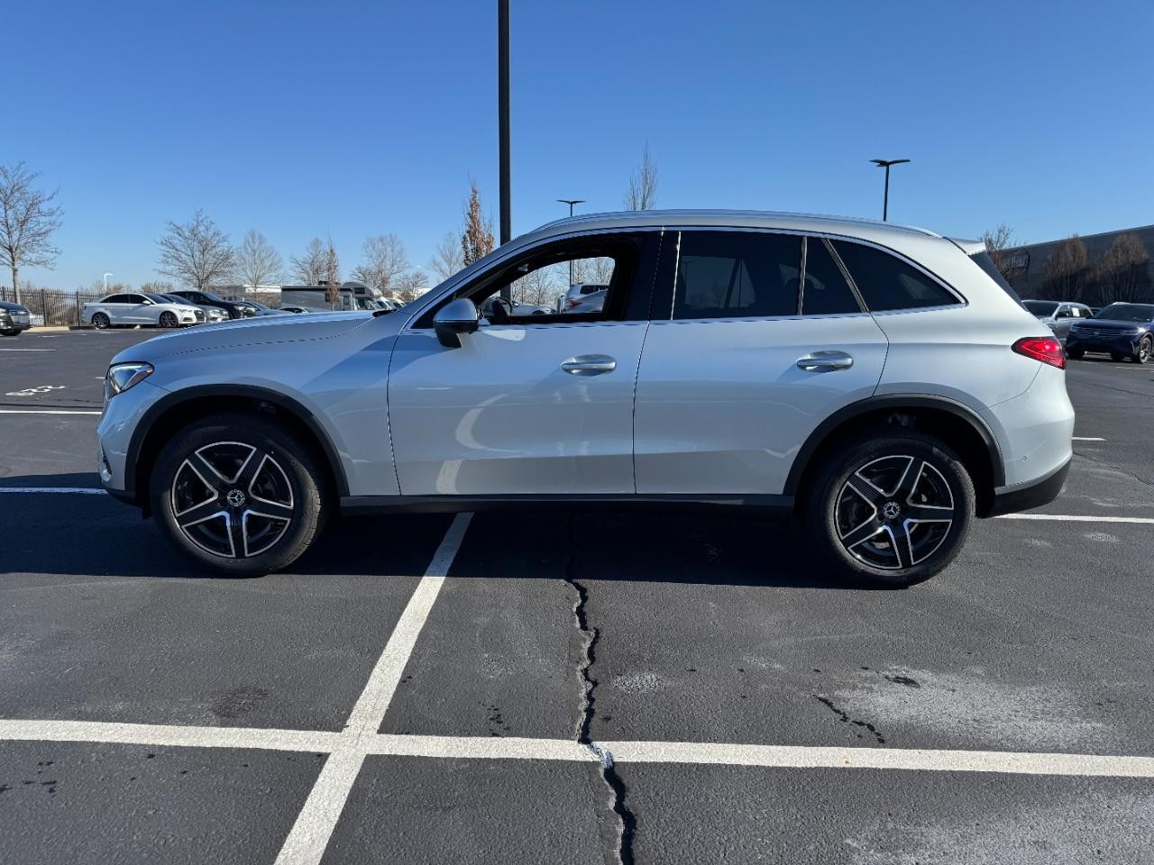 Mercedes-Benz GLC Vehicle Full-screen Gallery Image 2