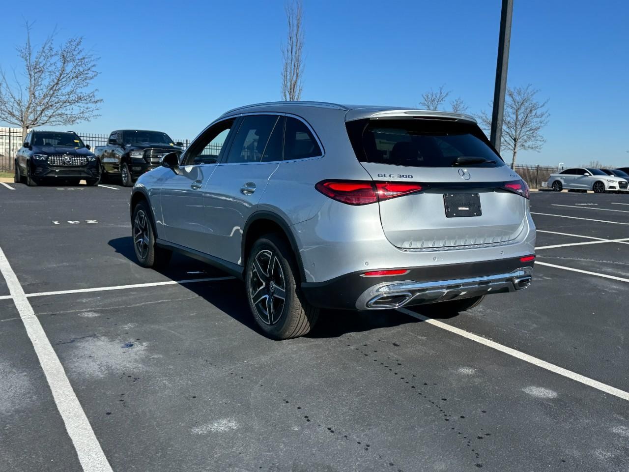 Mercedes-Benz GLC Vehicle Full-screen Gallery Image 3