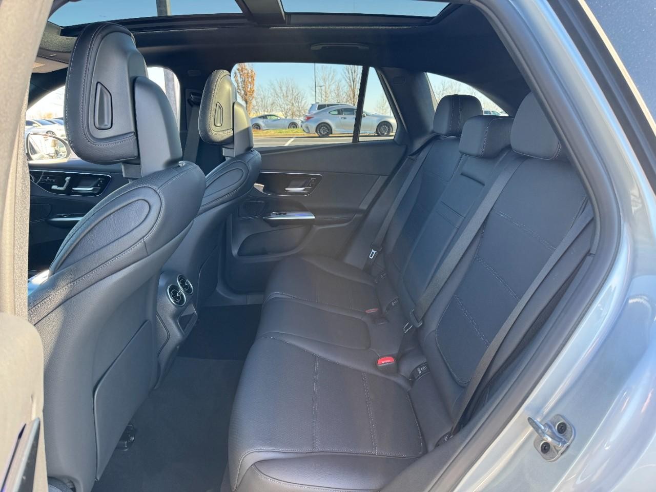 Mercedes-Benz GLC Vehicle Full-screen Gallery Image 8