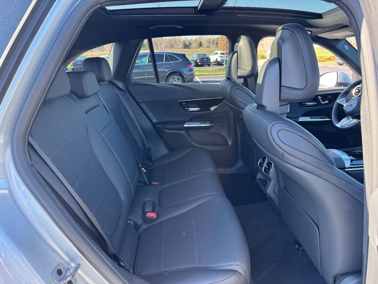 Mercedes-Benz GLC Vehicle Full-screen Gallery Image 10