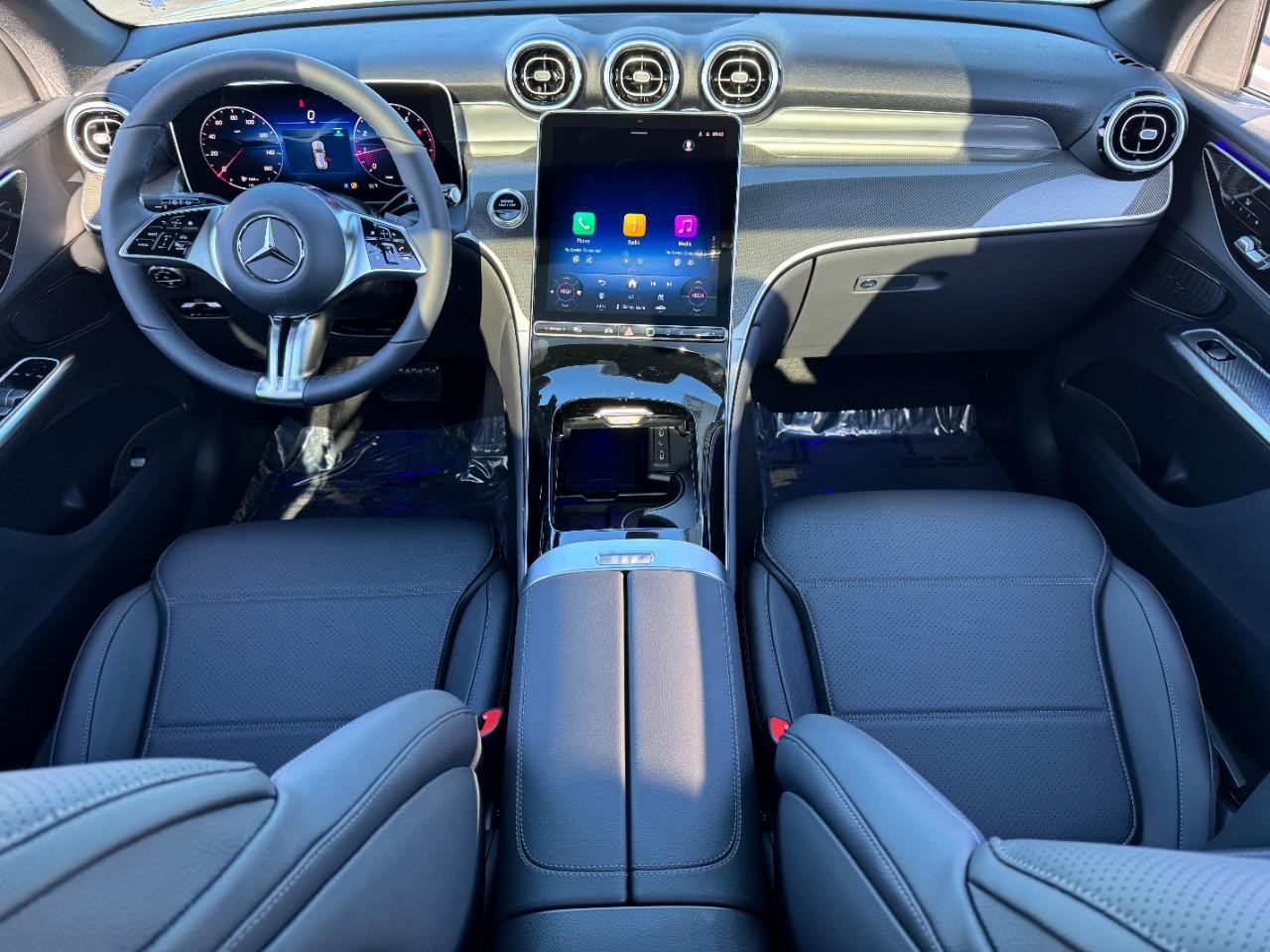 Mercedes-Benz GLC Vehicle Full-screen Gallery Image 12