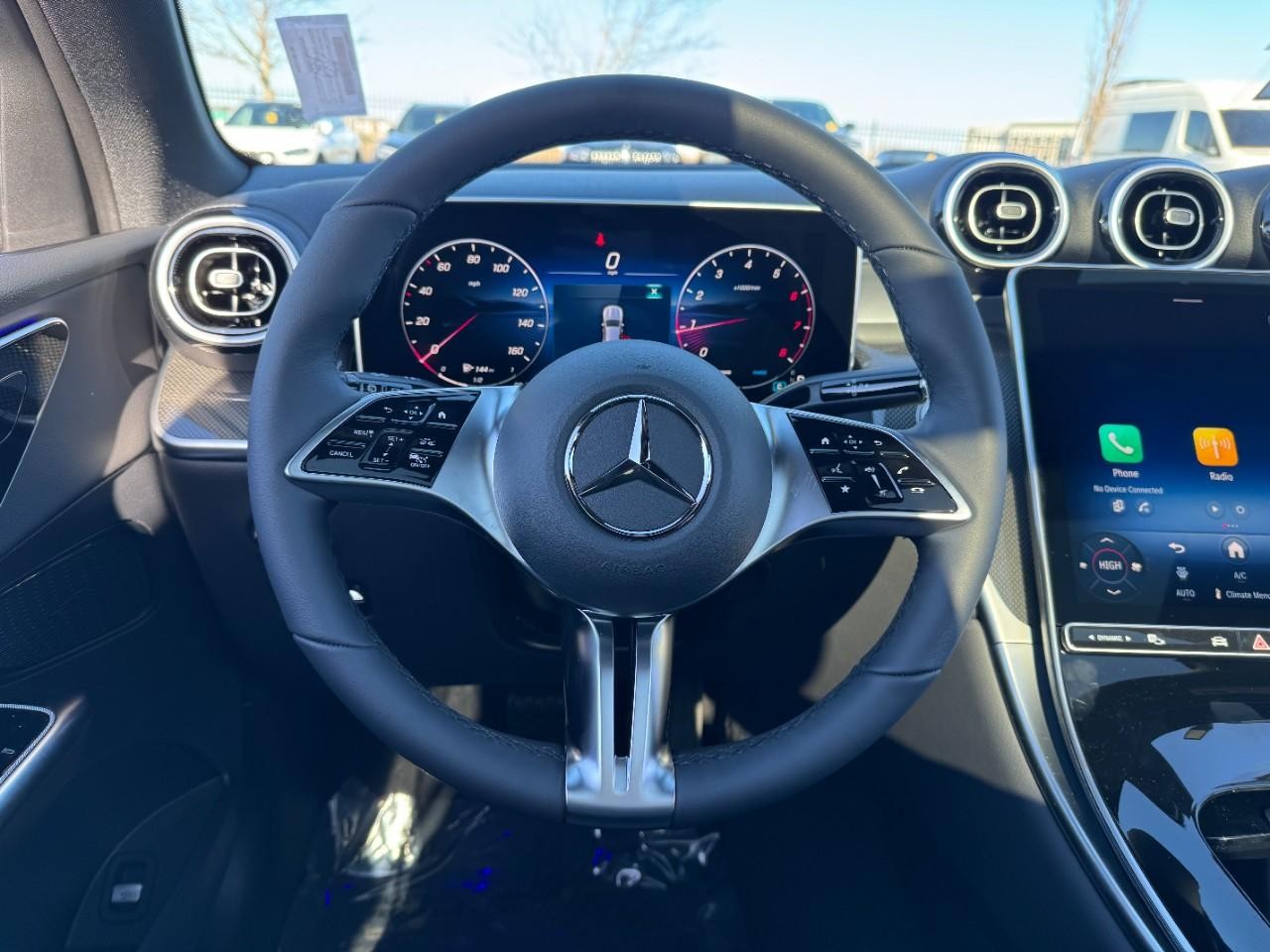 Mercedes-Benz GLC Vehicle Full-screen Gallery Image 13