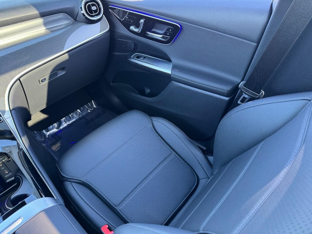 Mercedes-Benz GLC Vehicle Full-screen Gallery Image 15