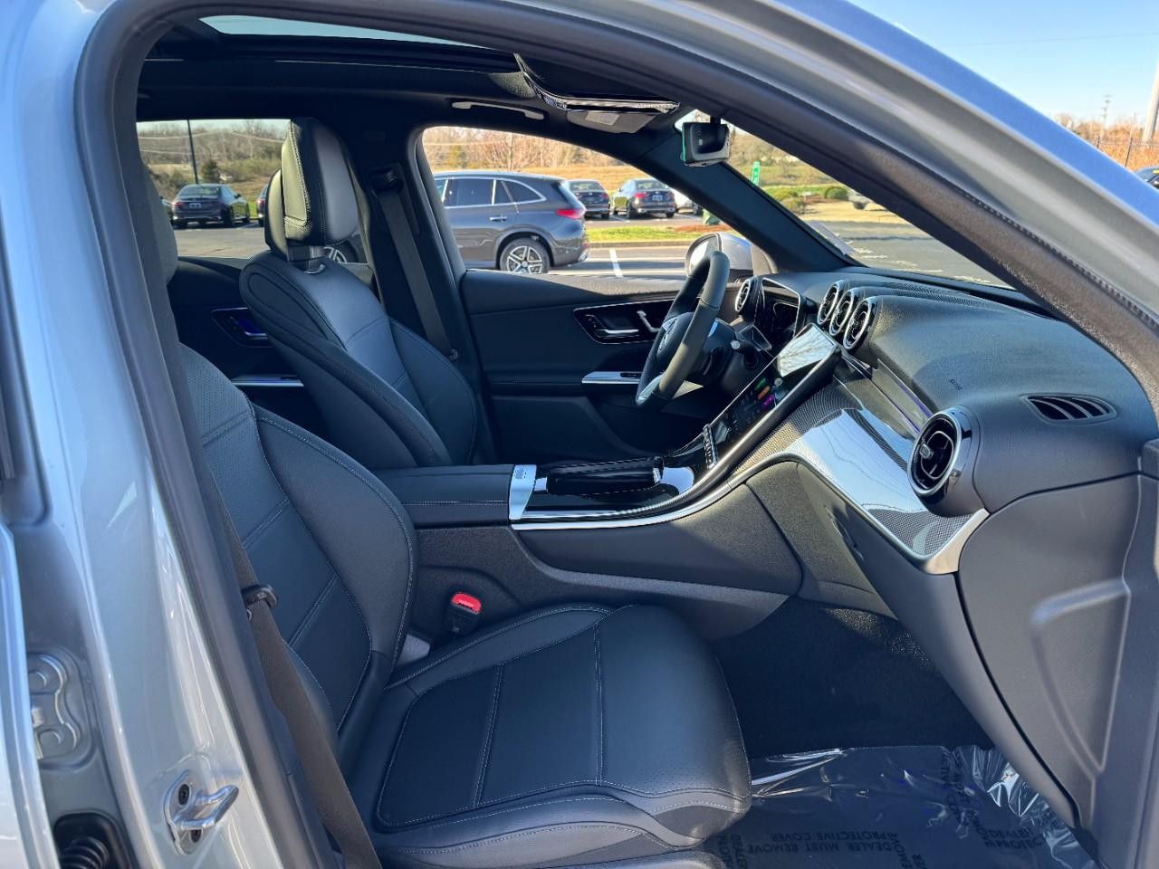 Mercedes-Benz GLC Vehicle Full-screen Gallery Image 16