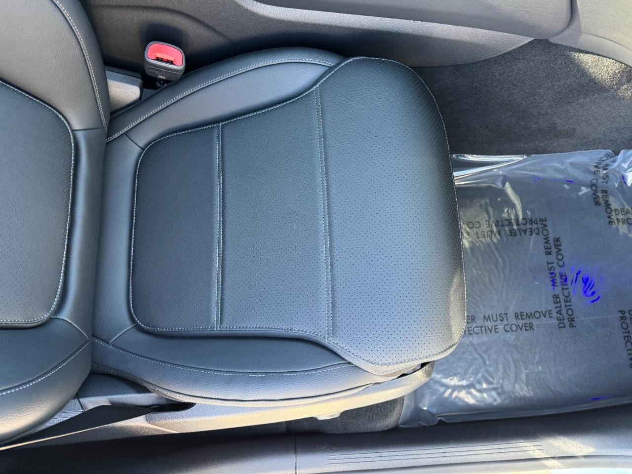 Mercedes-Benz GLC Vehicle Full-screen Gallery Image 17