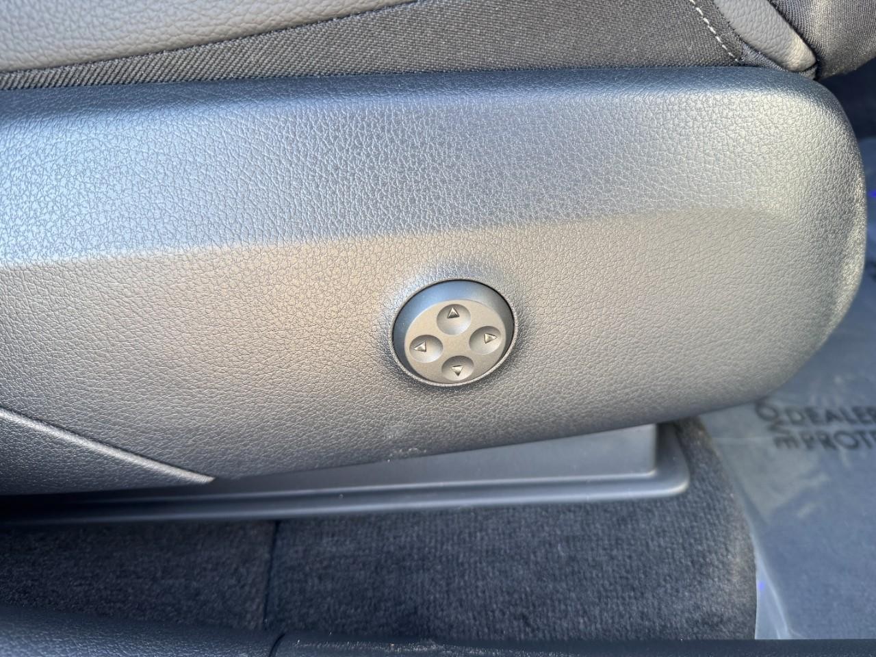 Mercedes-Benz GLC Vehicle Full-screen Gallery Image 18