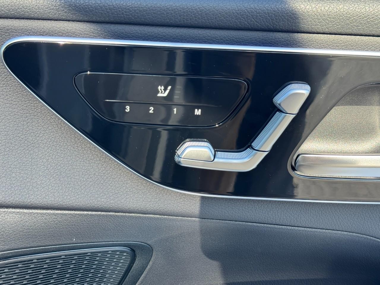 Mercedes-Benz GLC Vehicle Full-screen Gallery Image 19