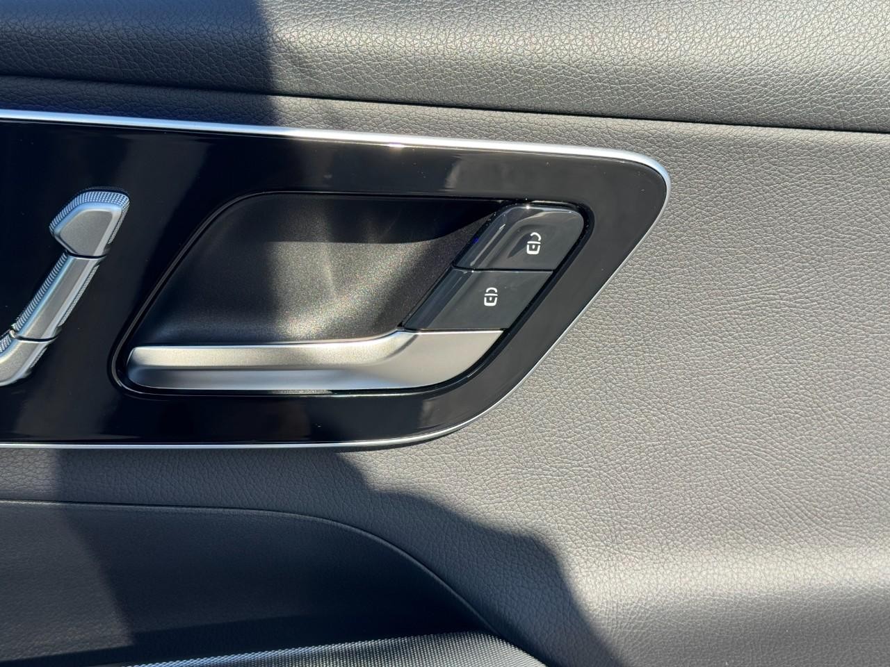 Mercedes-Benz GLC Vehicle Full-screen Gallery Image 20