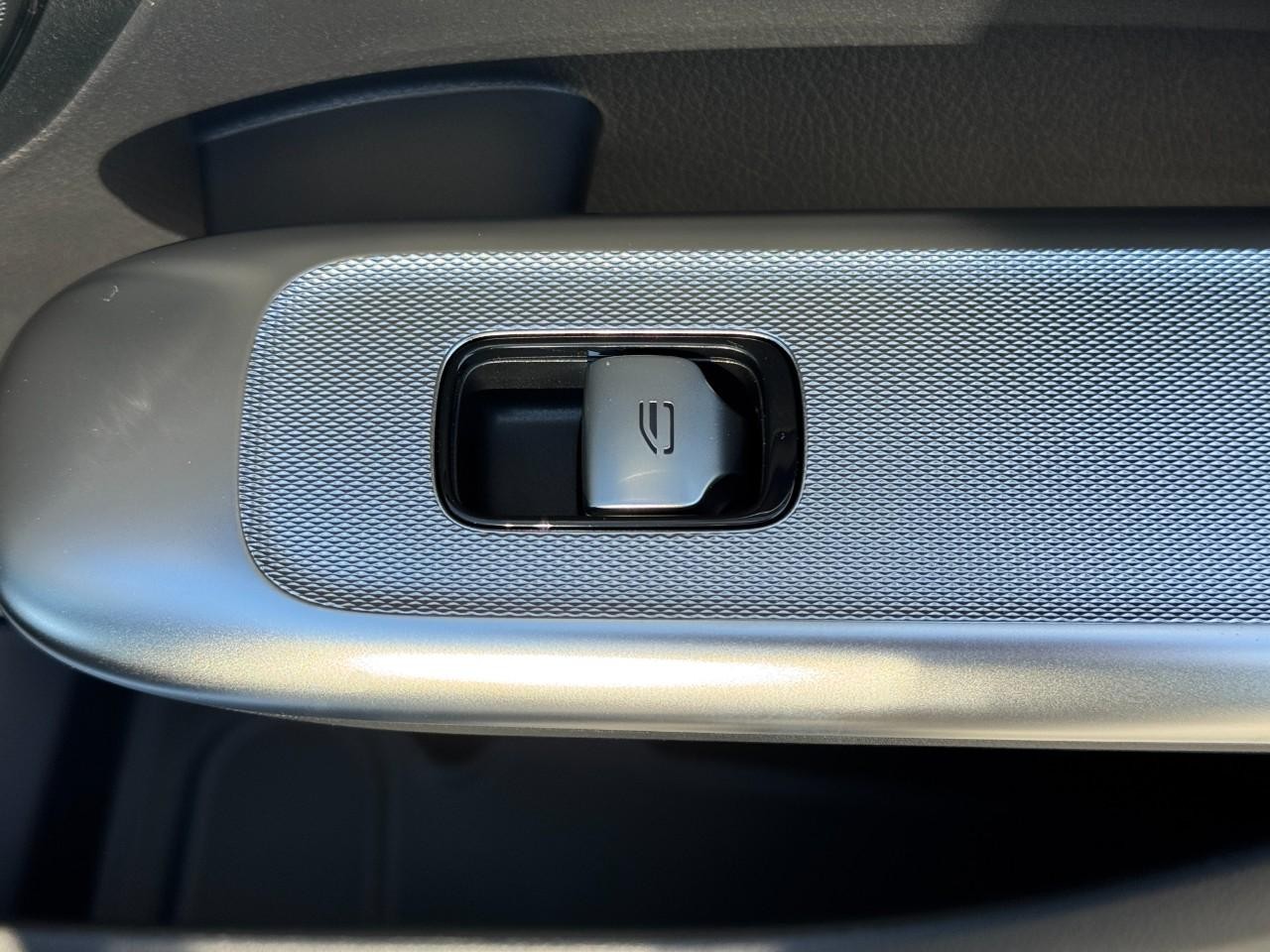 Mercedes-Benz GLC Vehicle Full-screen Gallery Image 21