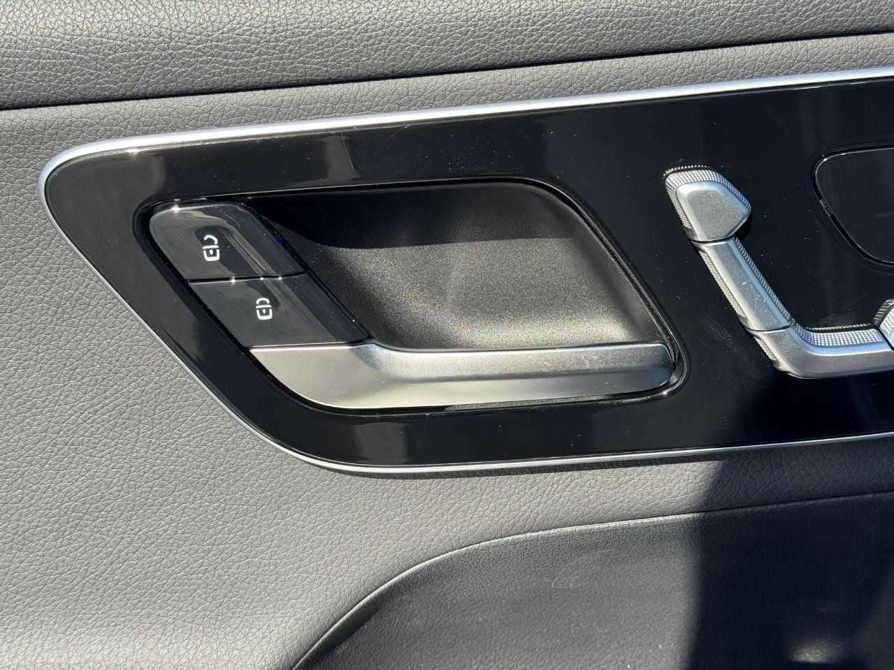 Mercedes-Benz GLC Vehicle Full-screen Gallery Image 23