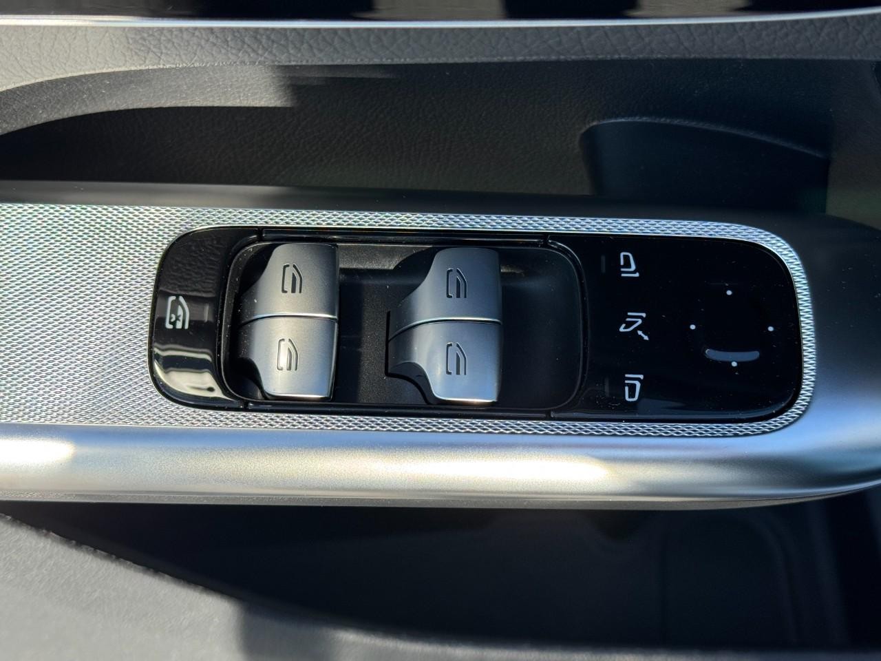 Mercedes-Benz GLC Vehicle Full-screen Gallery Image 24