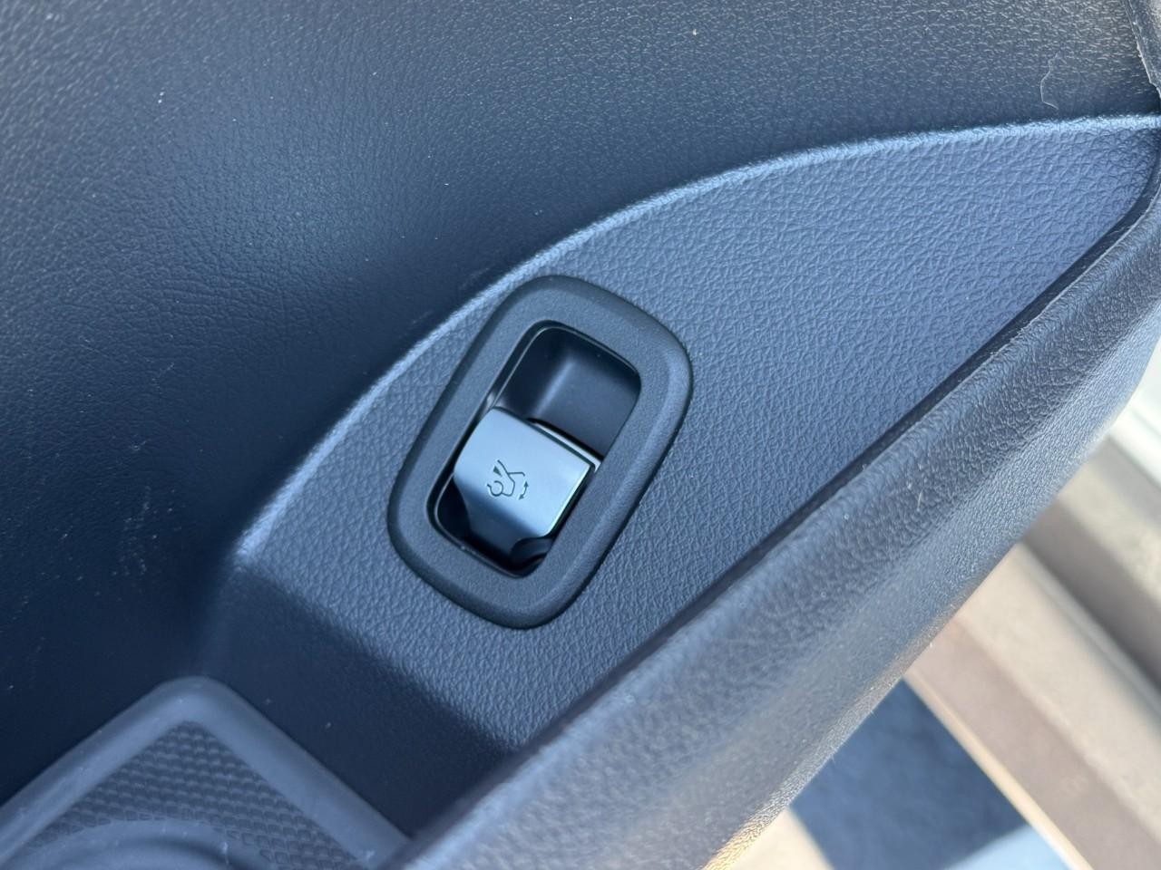 Mercedes-Benz GLC Vehicle Full-screen Gallery Image 25