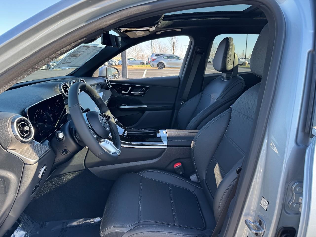 Mercedes-Benz GLC Vehicle Full-screen Gallery Image 26