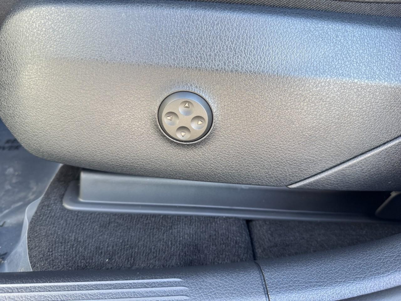 Mercedes-Benz GLC Vehicle Full-screen Gallery Image 28