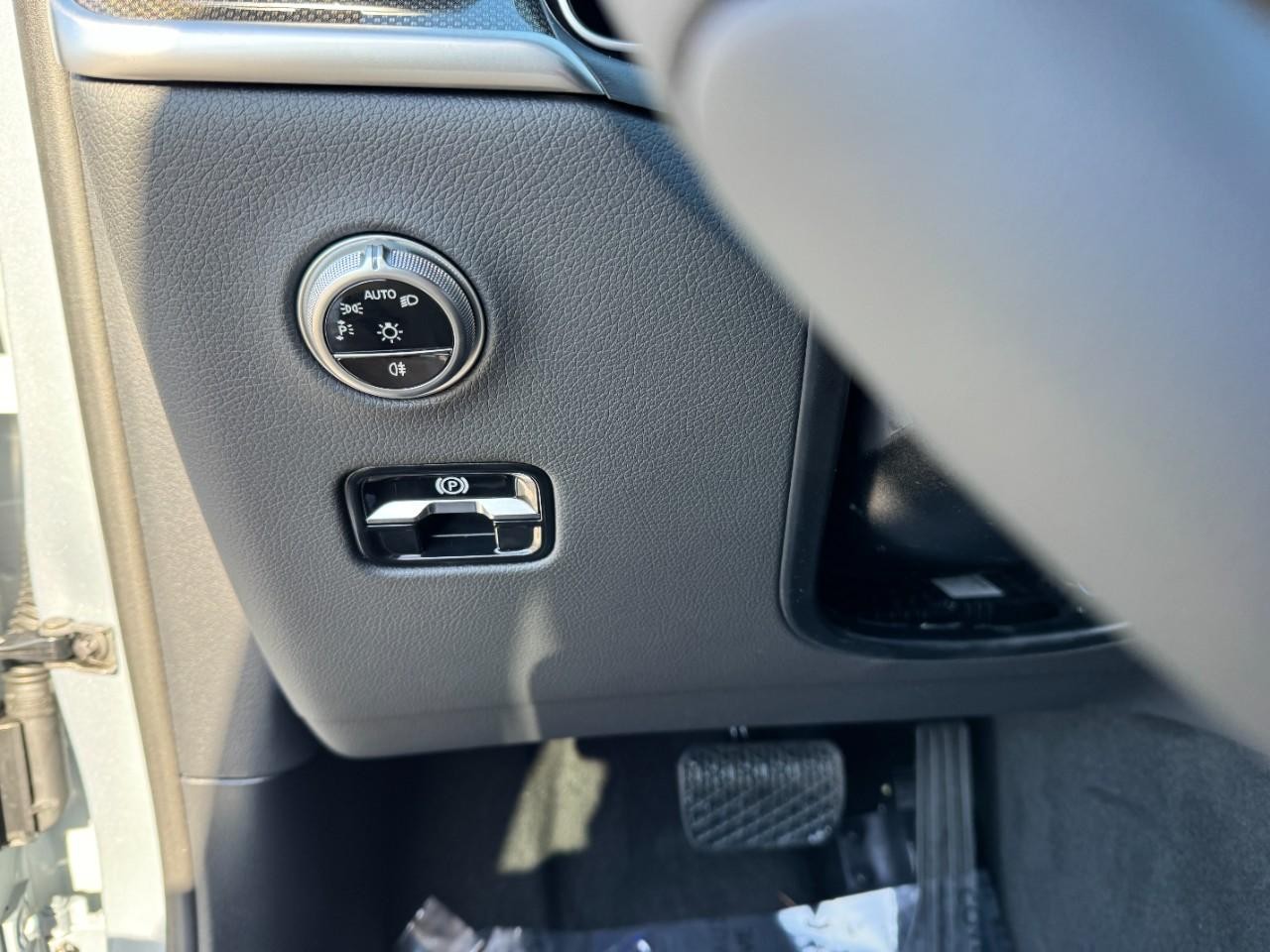 Mercedes-Benz GLC Vehicle Full-screen Gallery Image 29