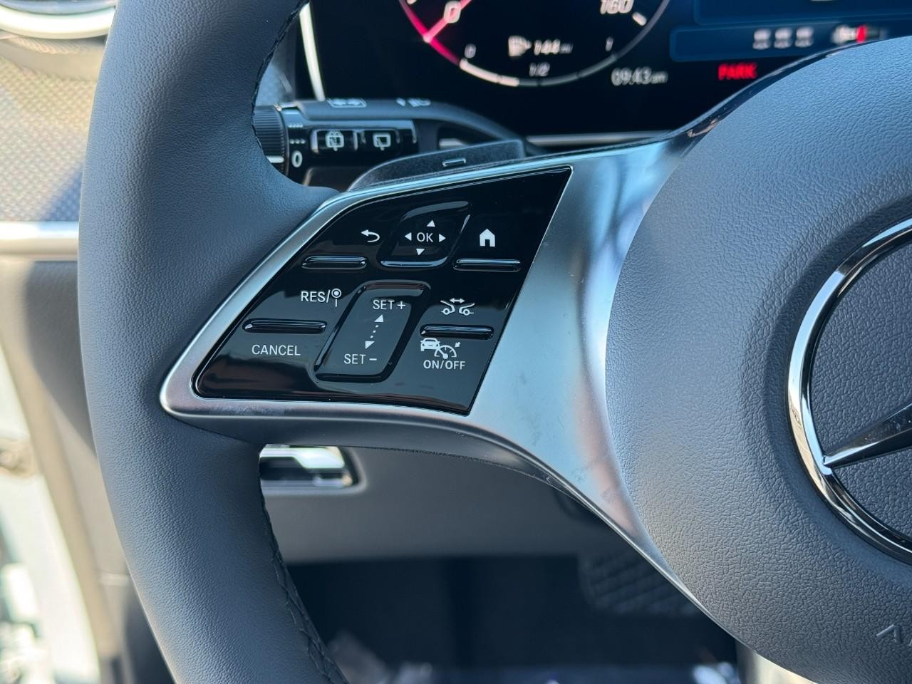 Mercedes-Benz GLC Vehicle Full-screen Gallery Image 30