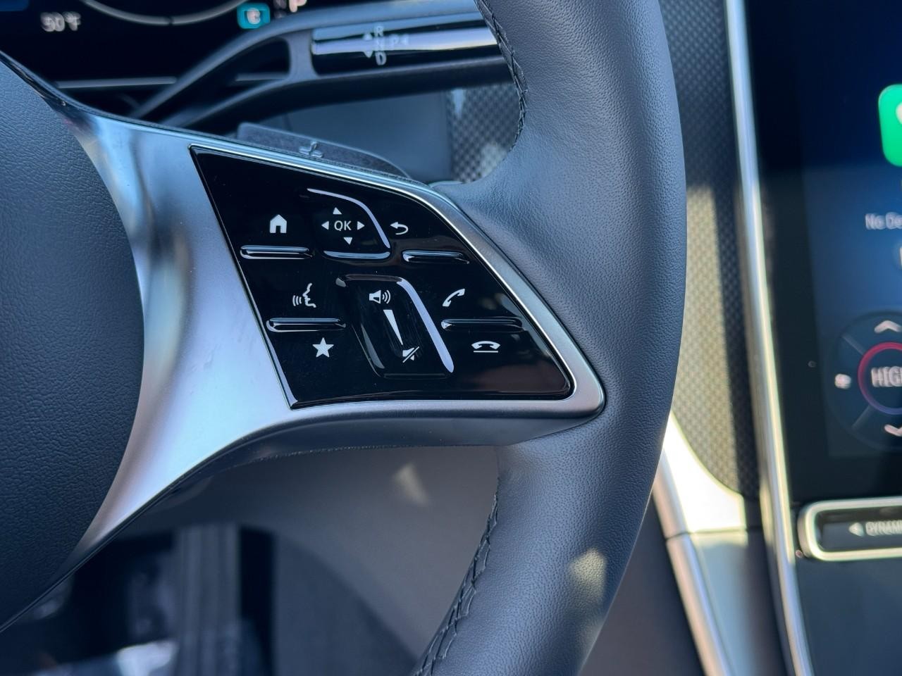 Mercedes-Benz GLC Vehicle Full-screen Gallery Image 31