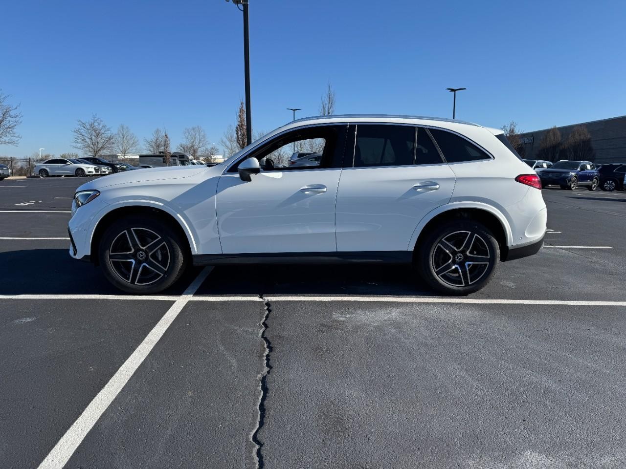 Mercedes-Benz GLC Vehicle Full-screen Gallery Image 2