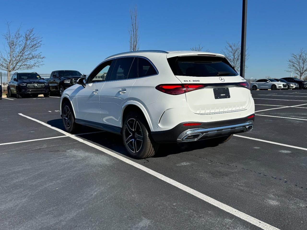 Mercedes-Benz GLC Vehicle Full-screen Gallery Image 3