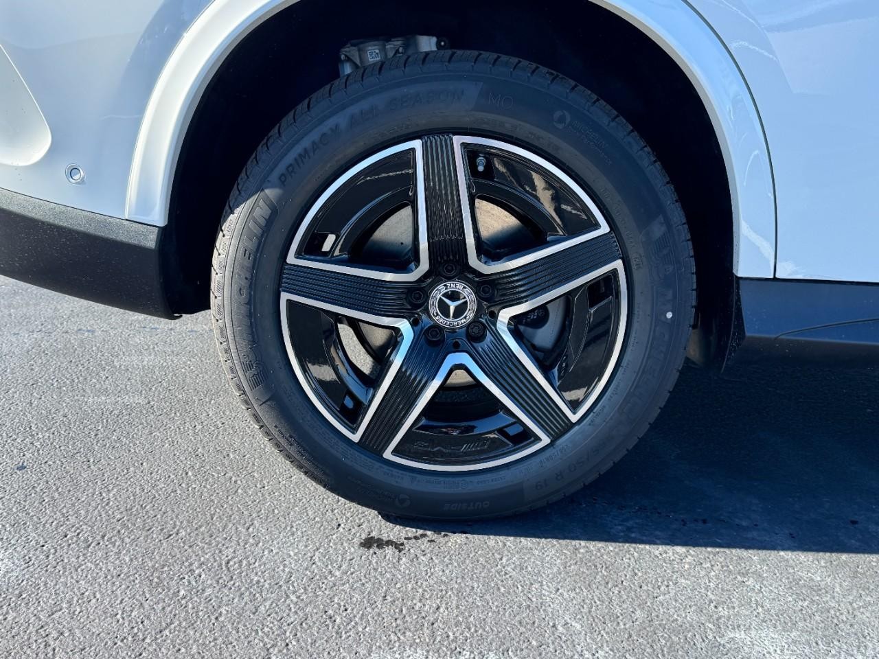 Mercedes-Benz GLC Vehicle Full-screen Gallery Image 5