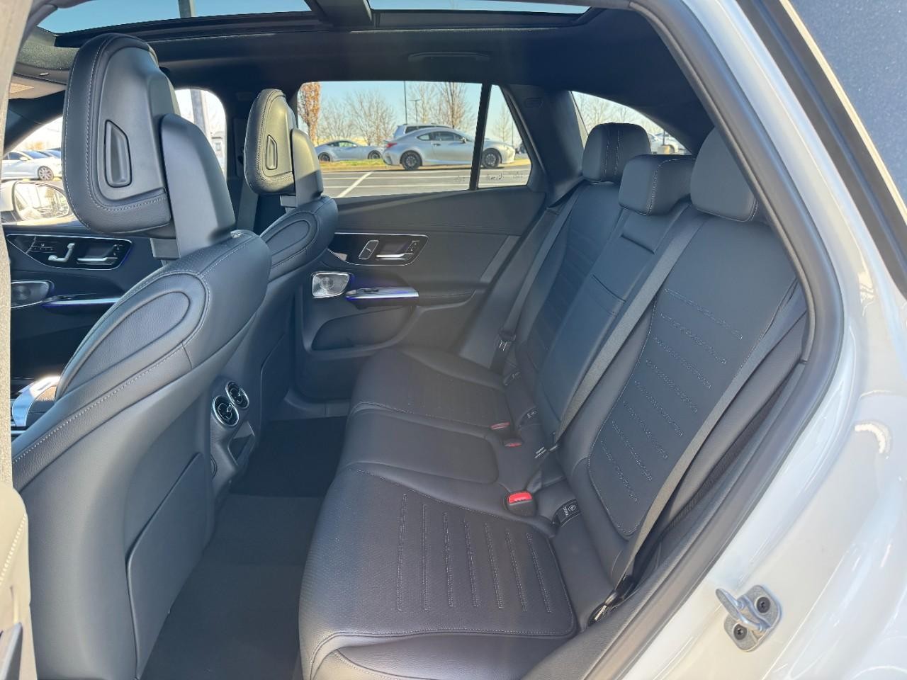 Mercedes-Benz GLC Vehicle Full-screen Gallery Image 8