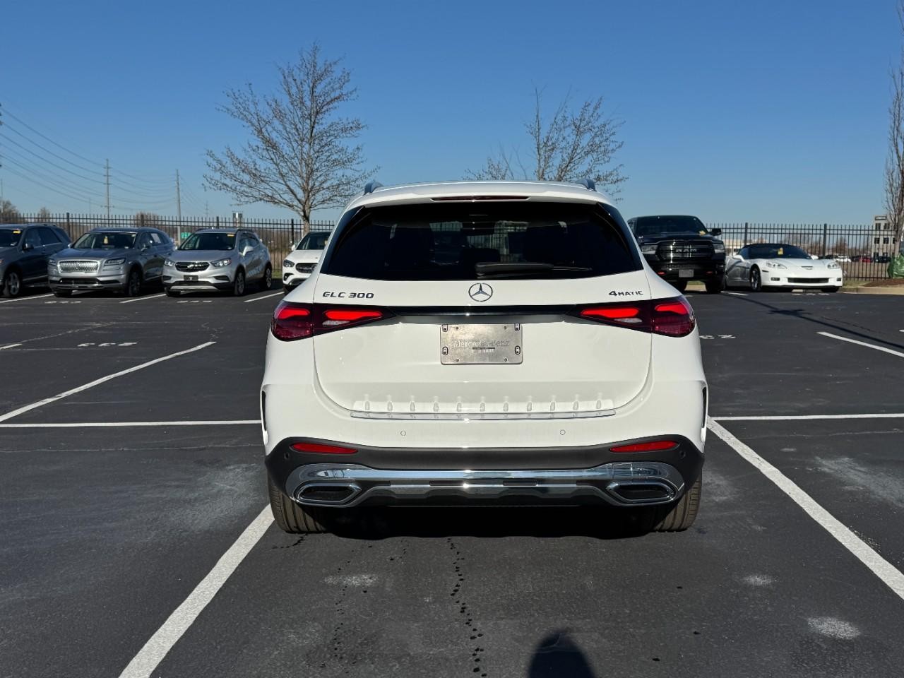 Mercedes-Benz GLC Vehicle Full-screen Gallery Image 9