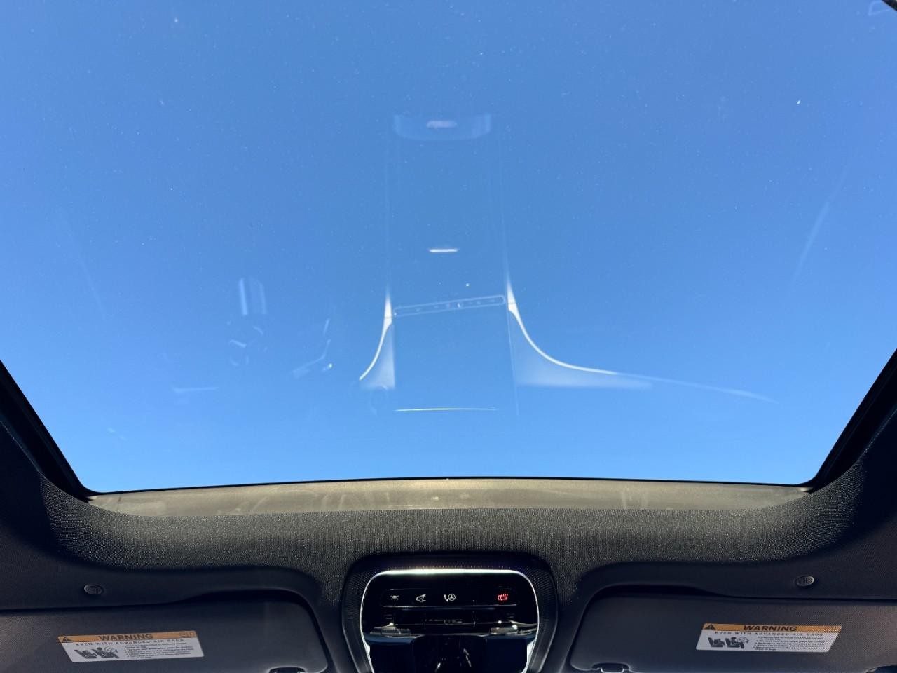 Mercedes-Benz GLC Vehicle Full-screen Gallery Image 11