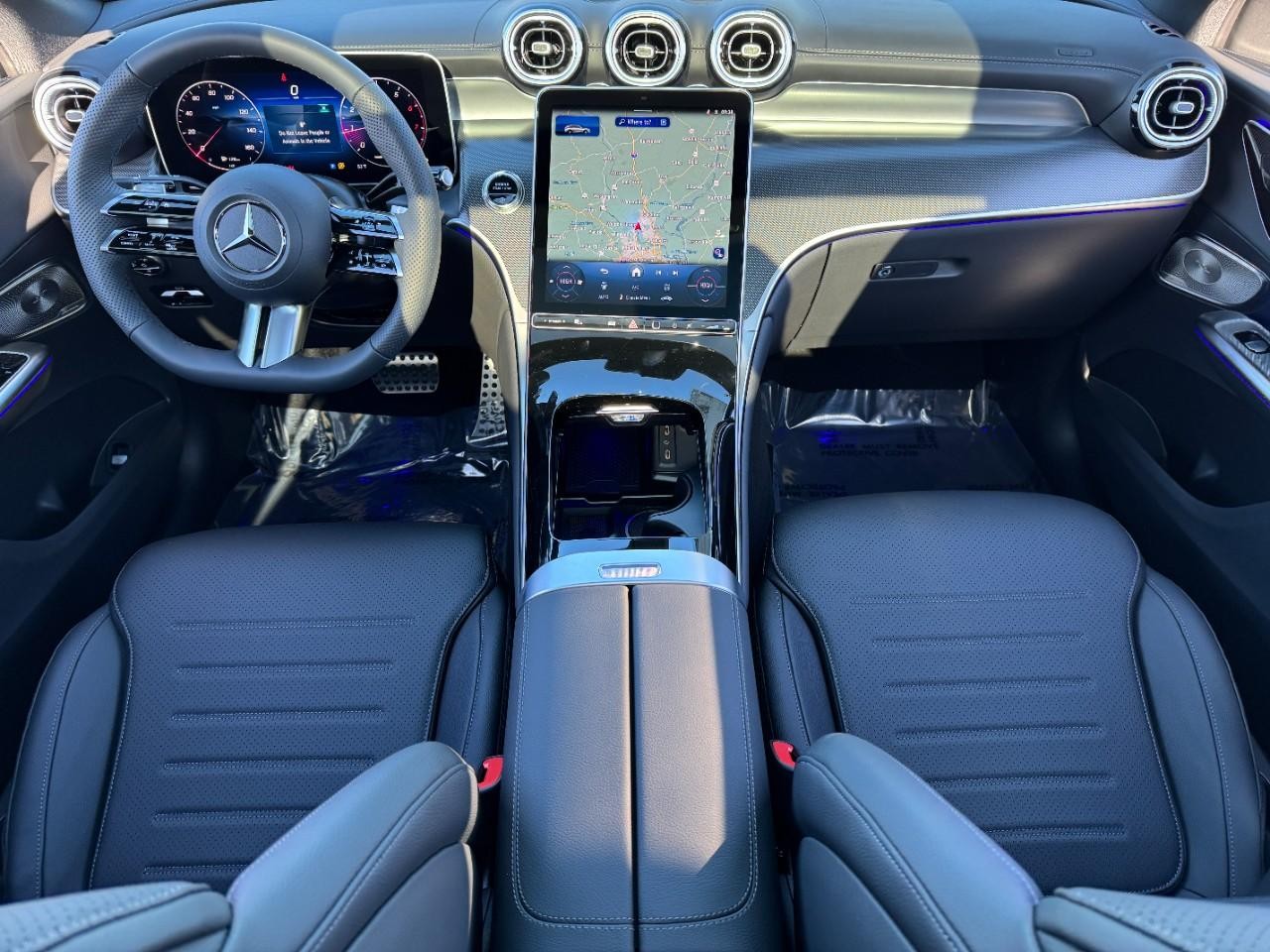 Mercedes-Benz GLC Vehicle Full-screen Gallery Image 12