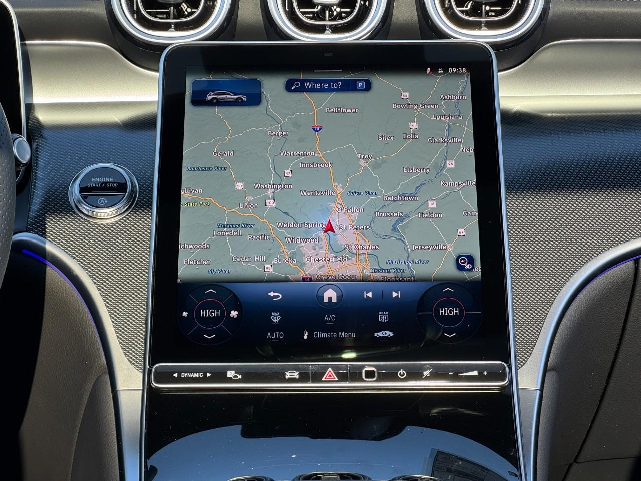 Mercedes-Benz GLC Vehicle Full-screen Gallery Image 14