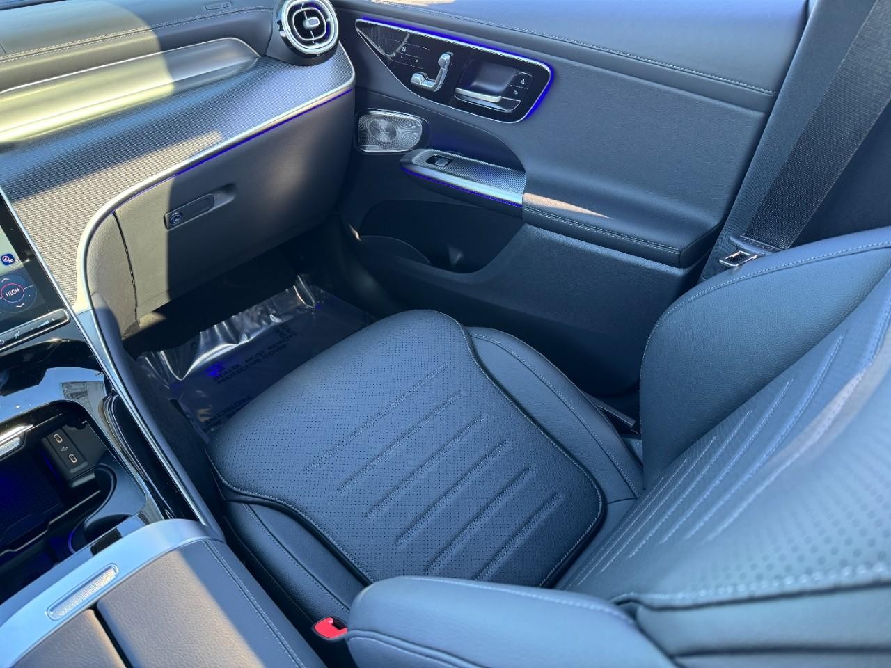 Mercedes-Benz GLC Vehicle Full-screen Gallery Image 15