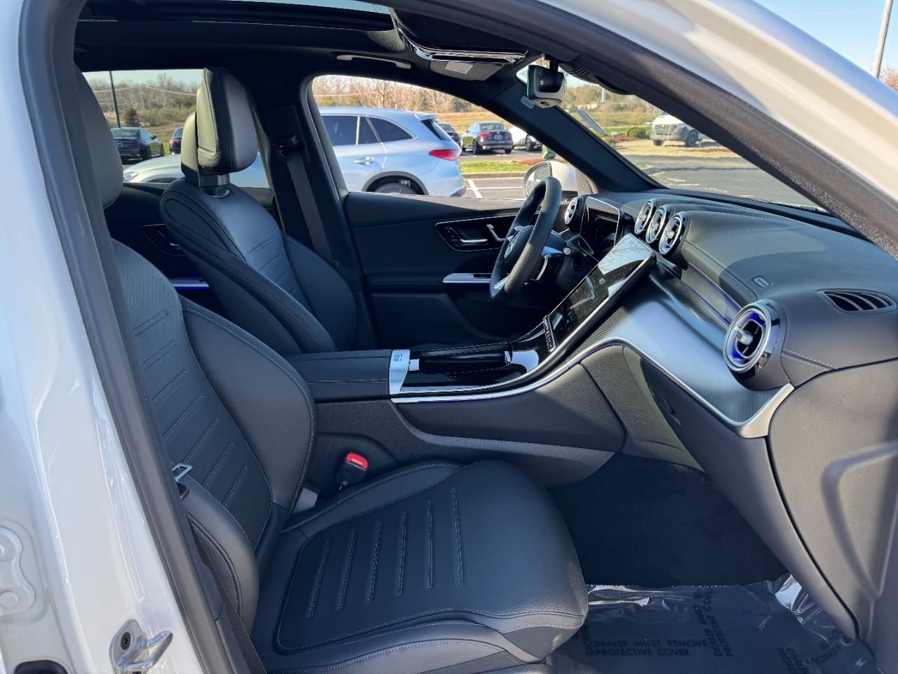 Mercedes-Benz GLC Vehicle Full-screen Gallery Image 16