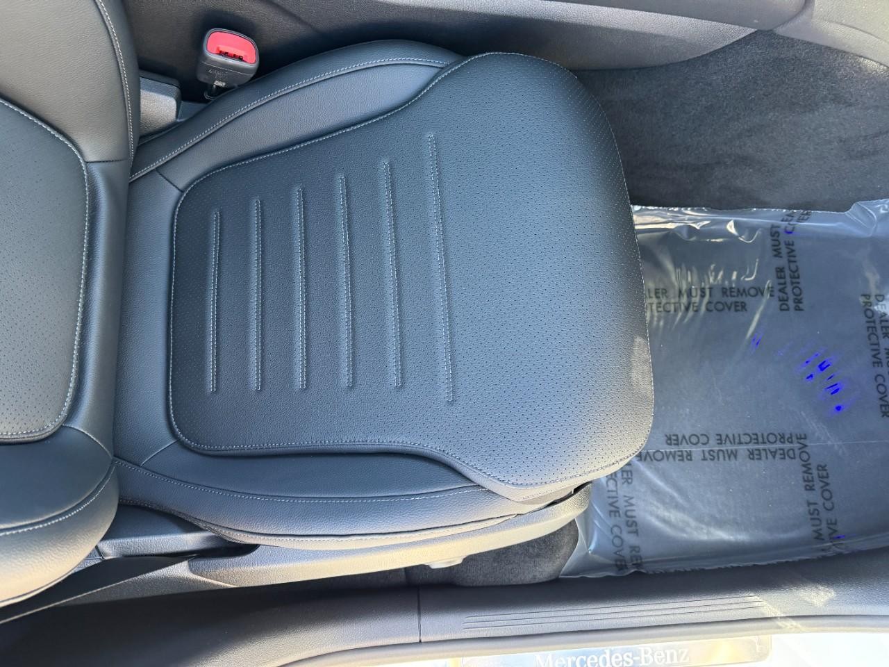 Mercedes-Benz GLC Vehicle Full-screen Gallery Image 17