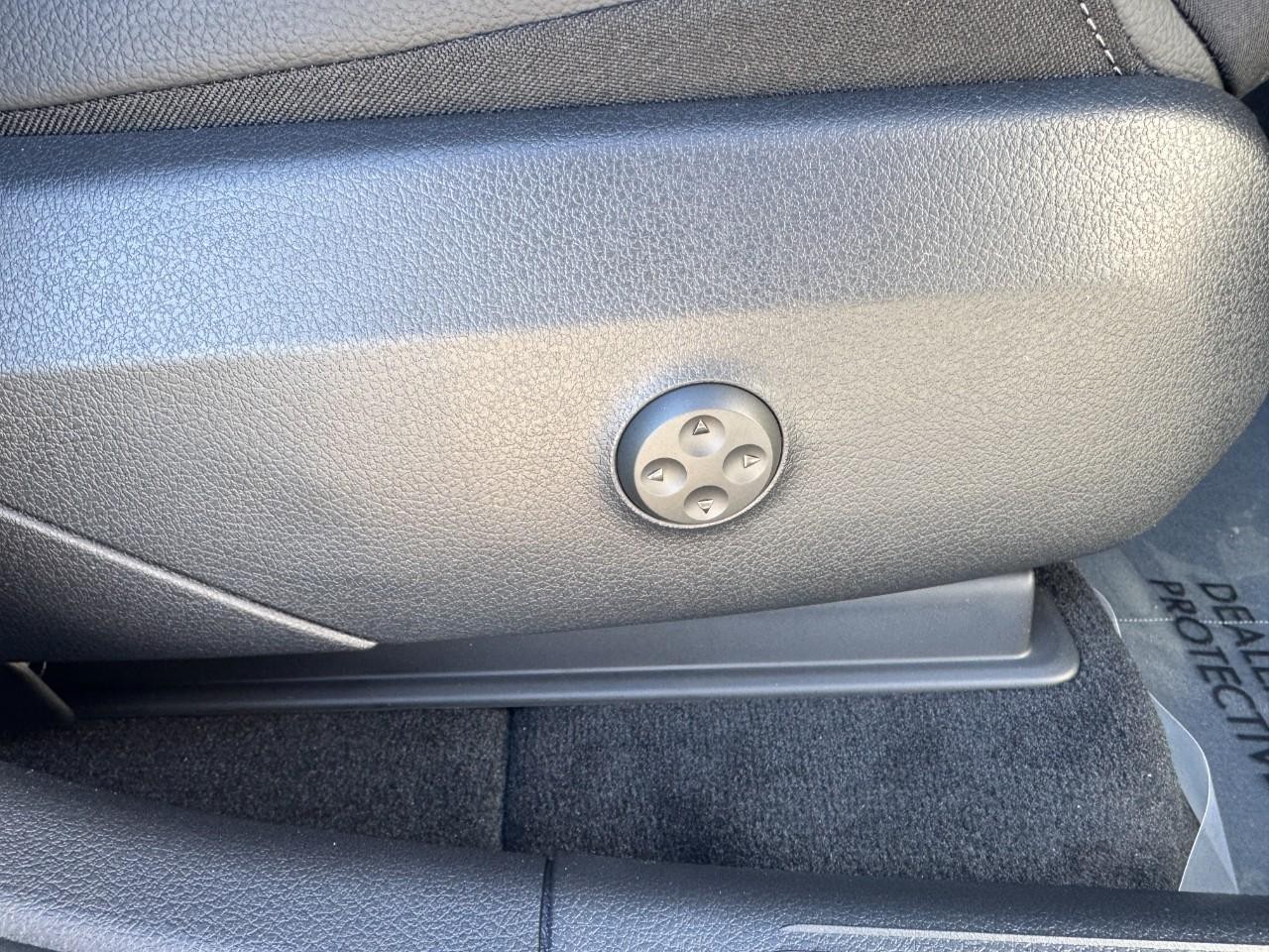 Mercedes-Benz GLC Vehicle Full-screen Gallery Image 18