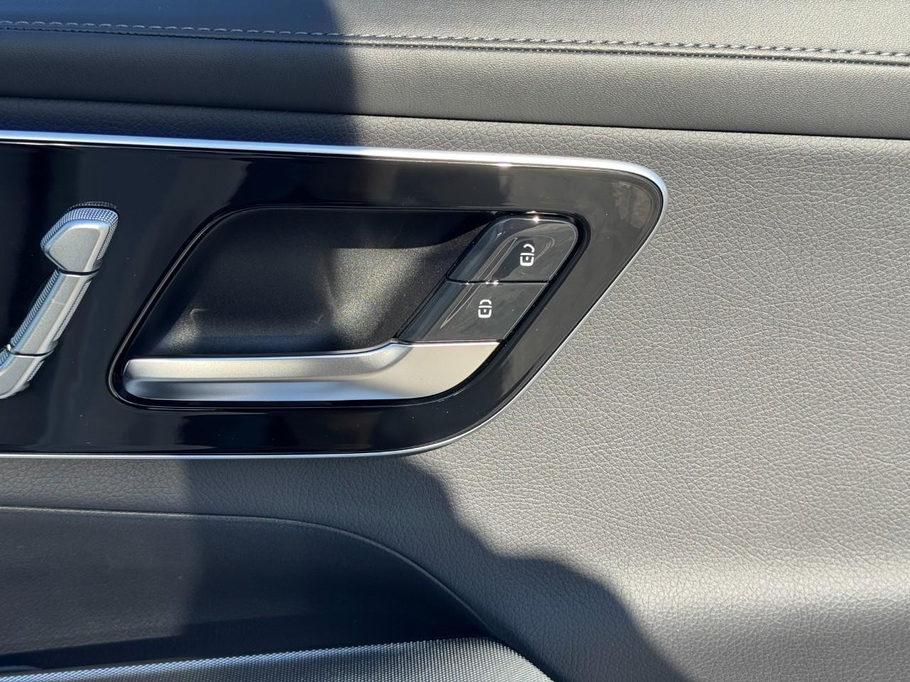 Mercedes-Benz GLC Vehicle Full-screen Gallery Image 20