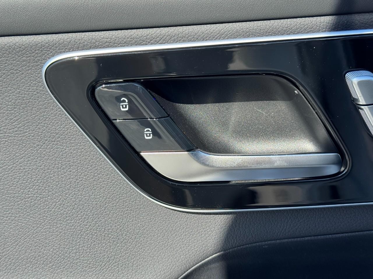 Mercedes-Benz GLC Vehicle Full-screen Gallery Image 23