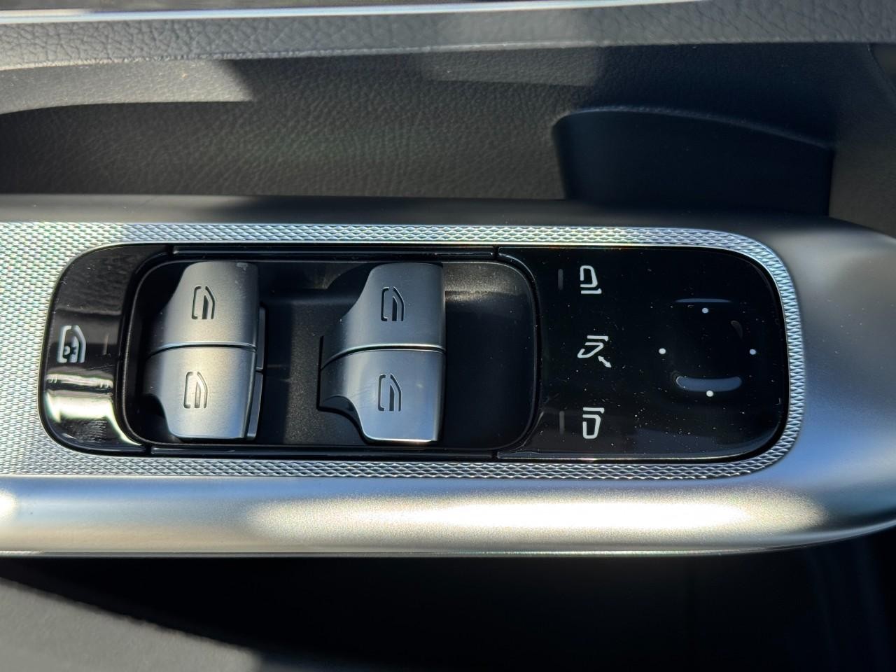 Mercedes-Benz GLC Vehicle Full-screen Gallery Image 24