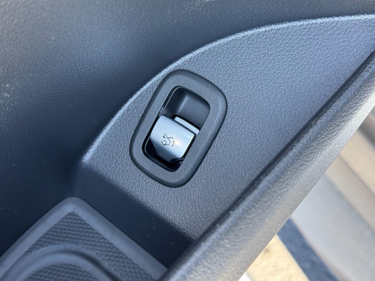 Mercedes-Benz GLC Vehicle Full-screen Gallery Image 26