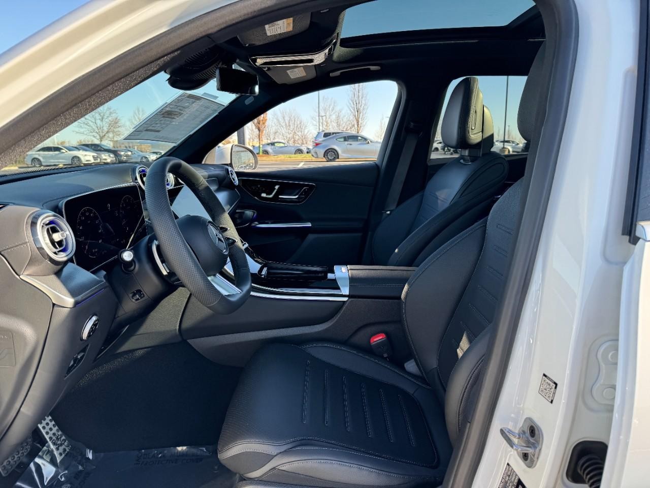 Mercedes-Benz GLC Vehicle Full-screen Gallery Image 27