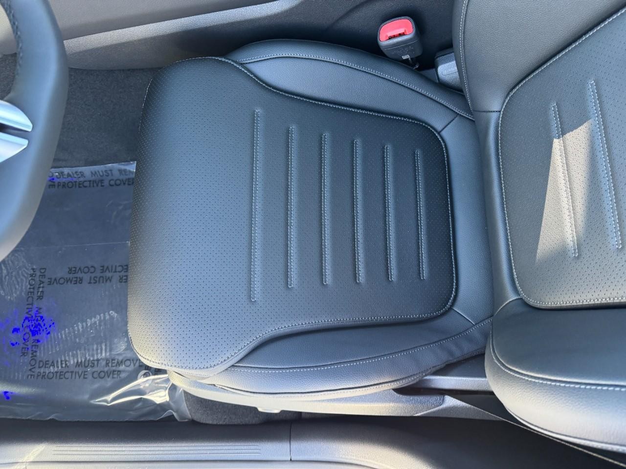 Mercedes-Benz GLC Vehicle Full-screen Gallery Image 28