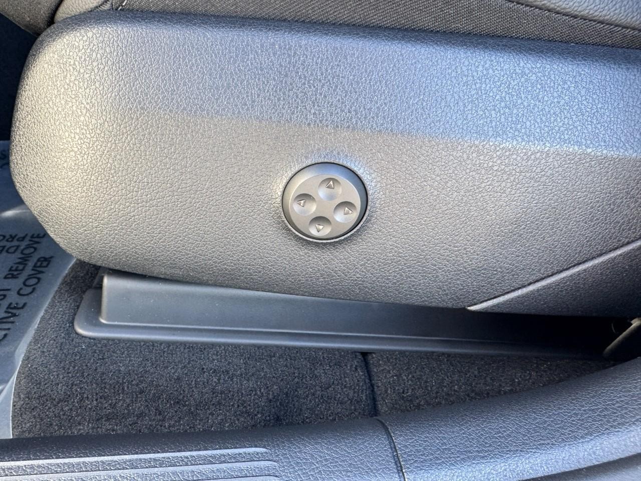 Mercedes-Benz GLC Vehicle Full-screen Gallery Image 29