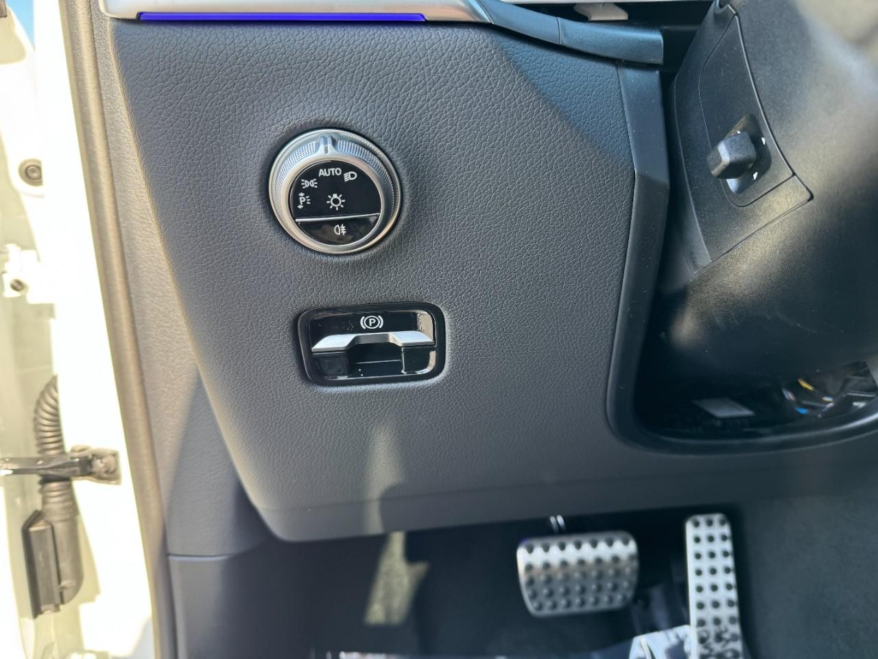 Mercedes-Benz GLC Vehicle Full-screen Gallery Image 30