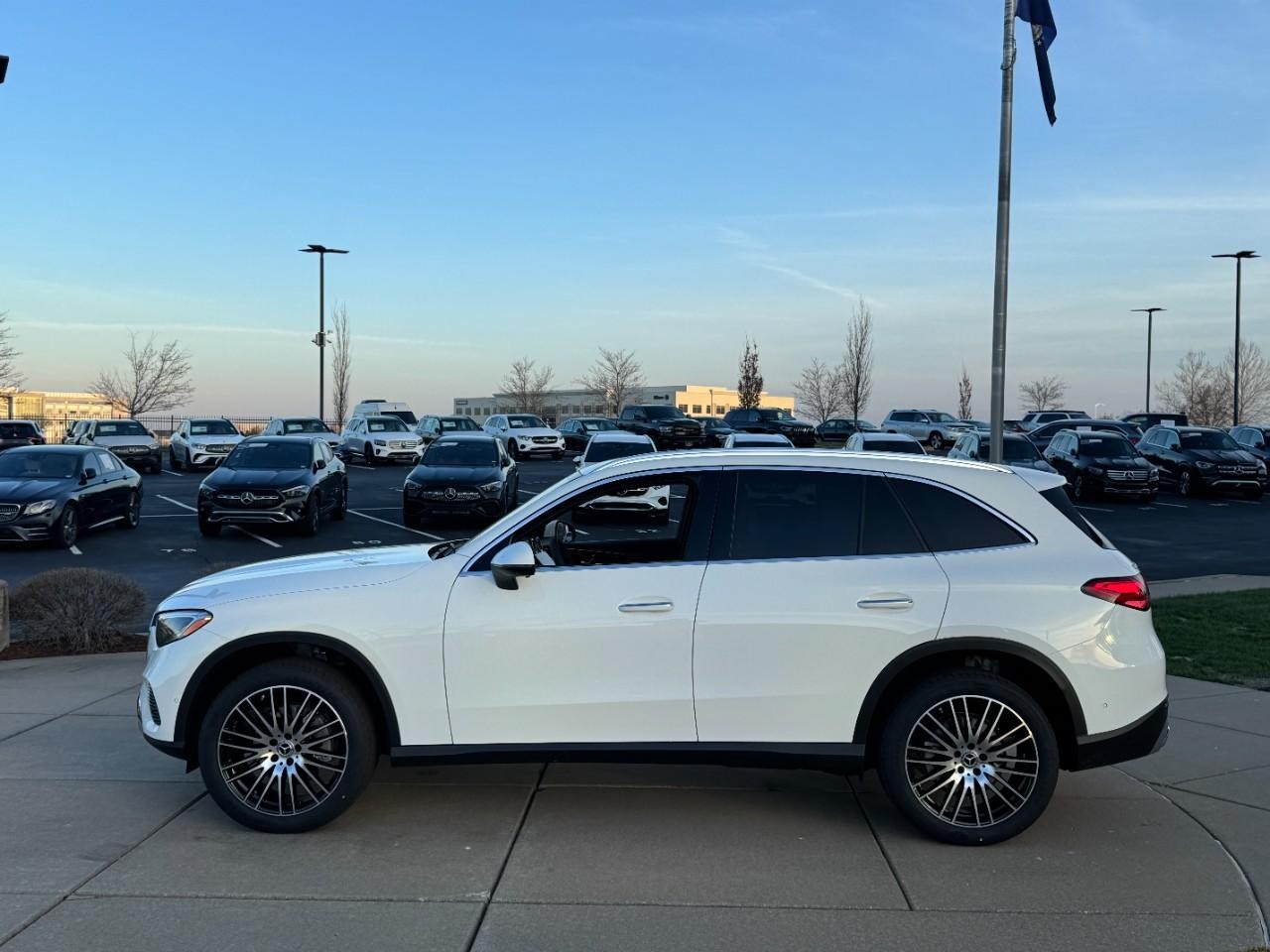 Mercedes-Benz GLC Vehicle Full-screen Gallery Image 2