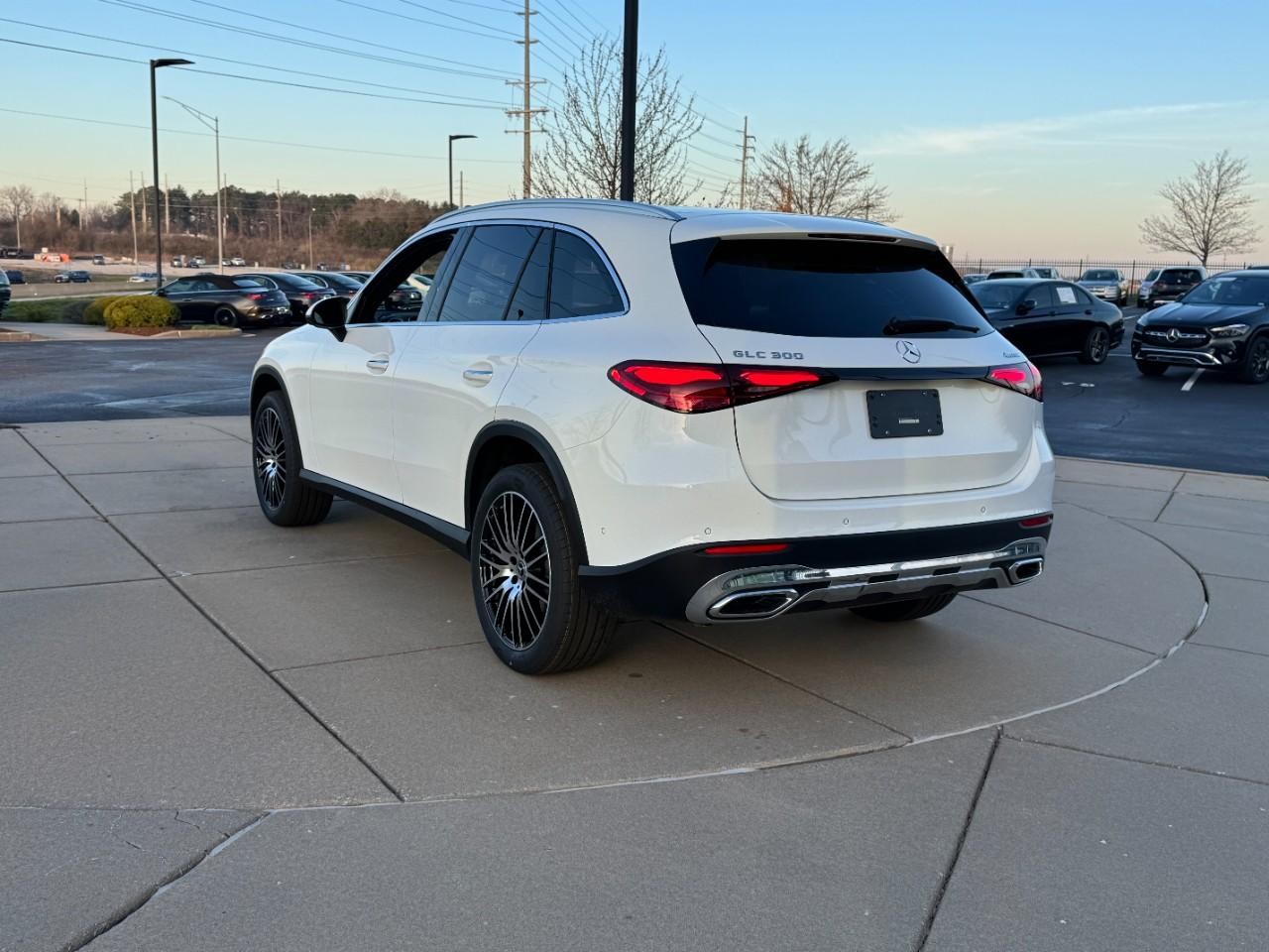Mercedes-Benz GLC Vehicle Full-screen Gallery Image 3