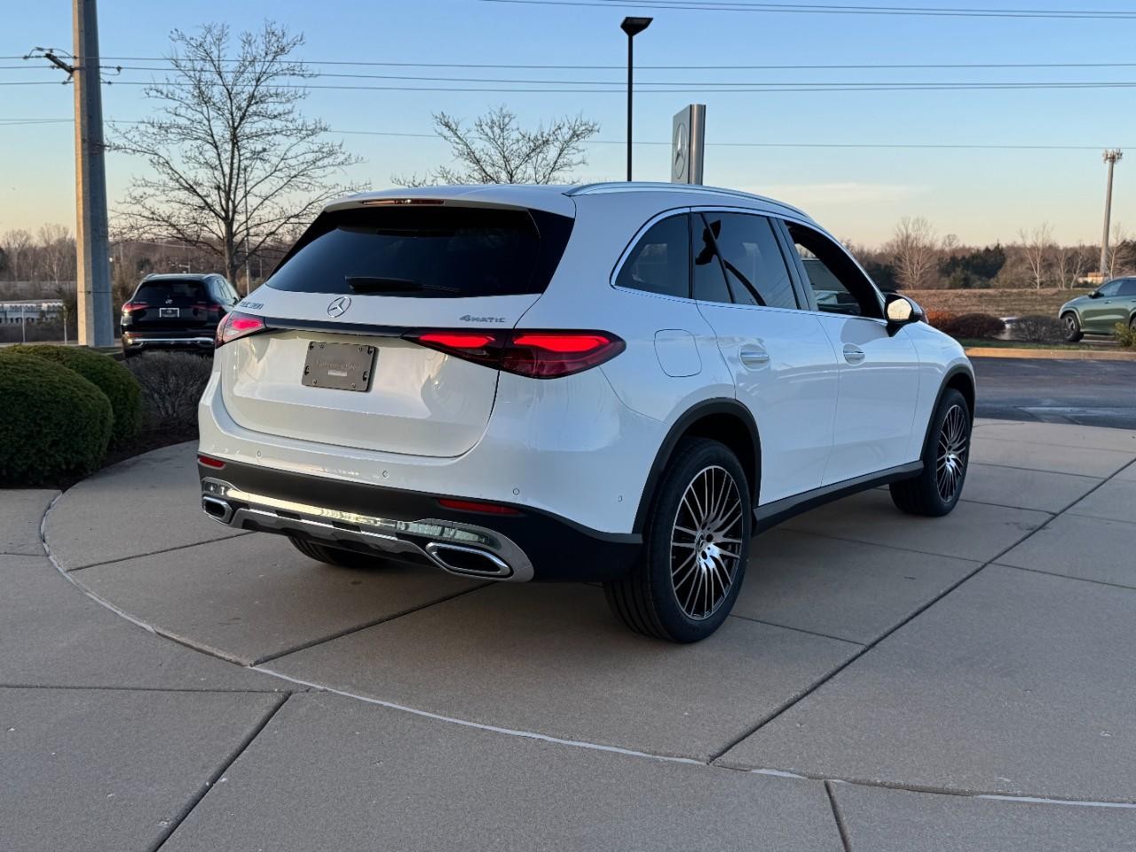 Mercedes-Benz GLC Vehicle Full-screen Gallery Image 4