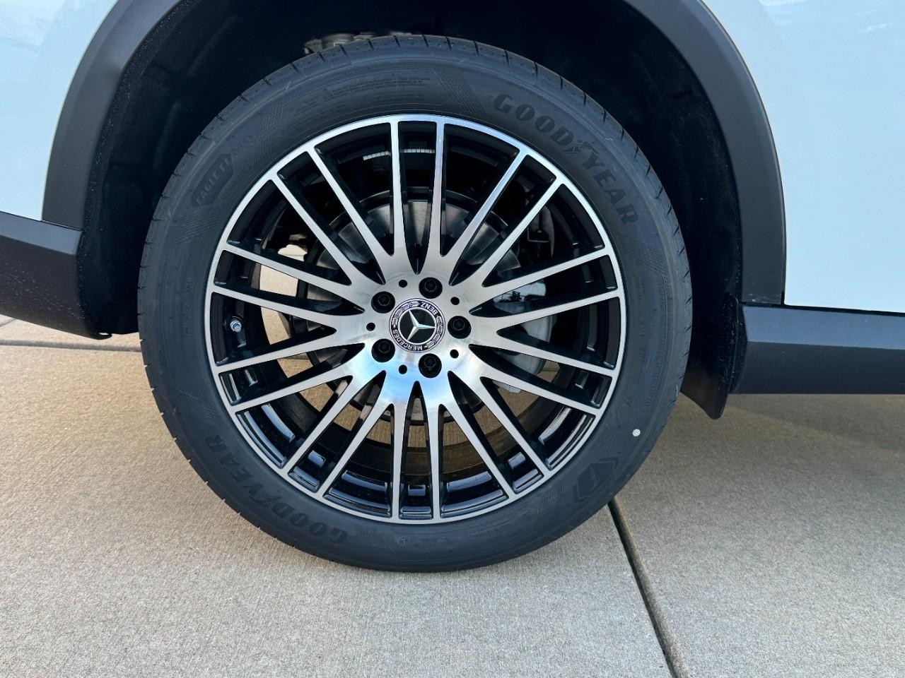 Mercedes-Benz GLC Vehicle Full-screen Gallery Image 5