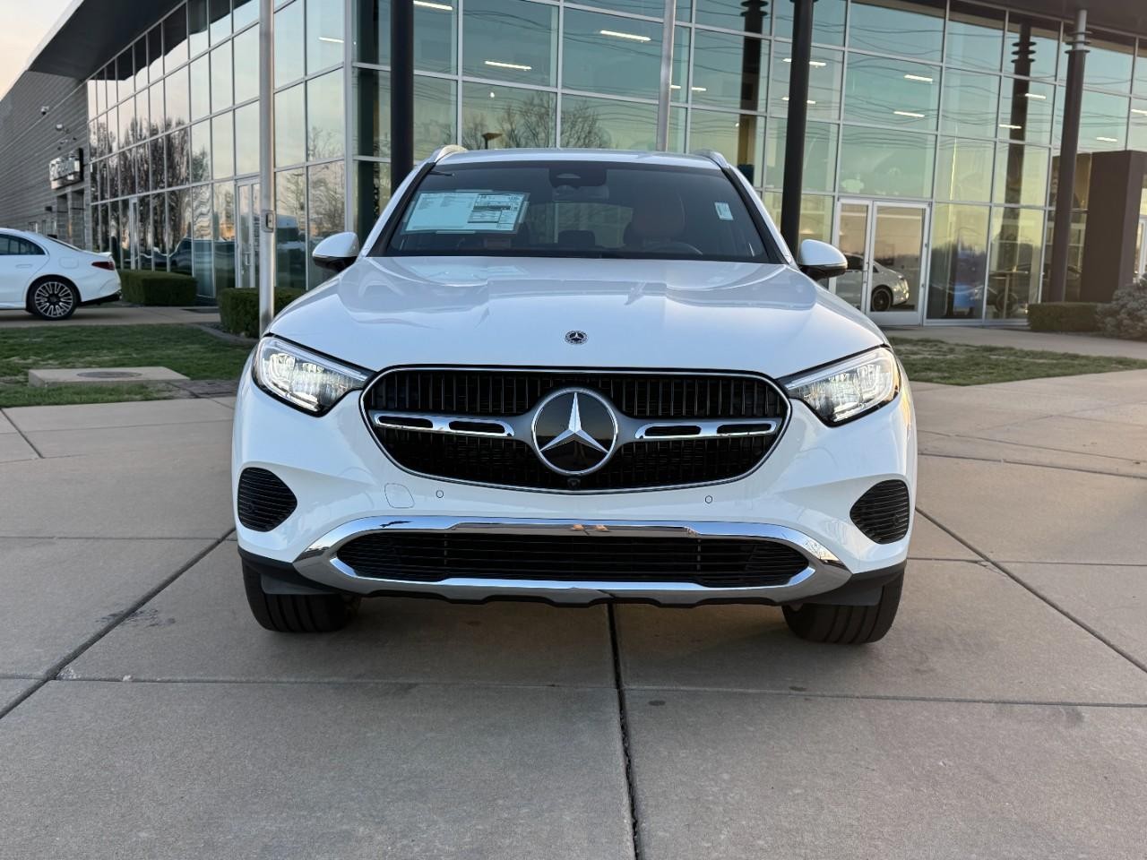 Mercedes-Benz GLC Vehicle Full-screen Gallery Image 7