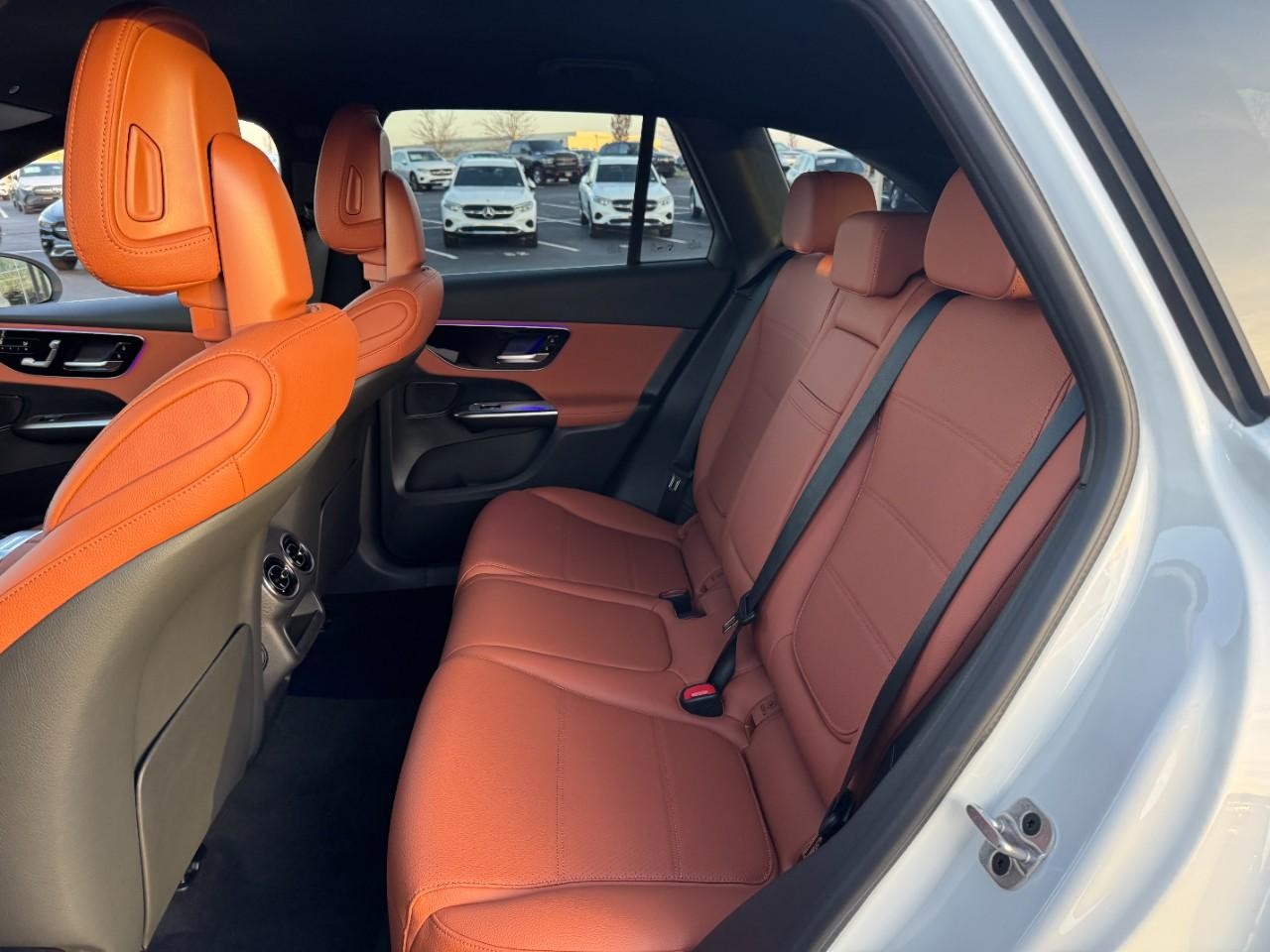 Mercedes-Benz GLC Vehicle Full-screen Gallery Image 8