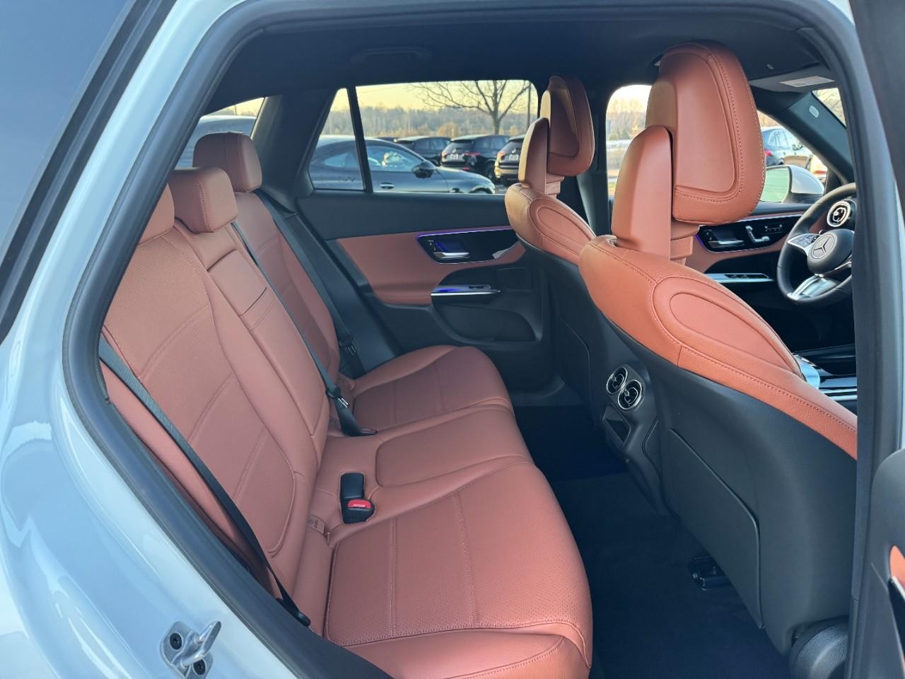 Mercedes-Benz GLC Vehicle Full-screen Gallery Image 10