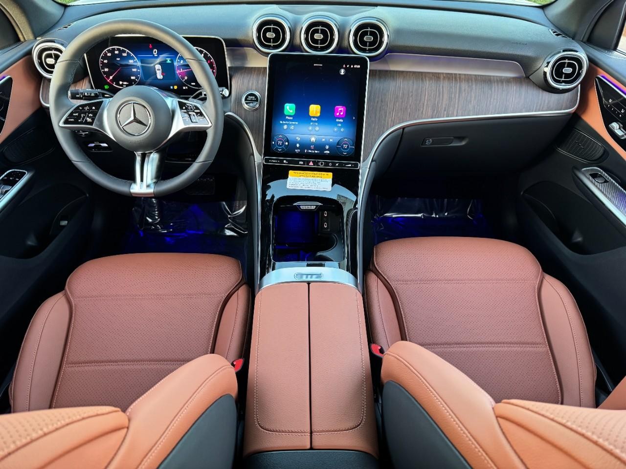 Mercedes-Benz GLC Vehicle Full-screen Gallery Image 11